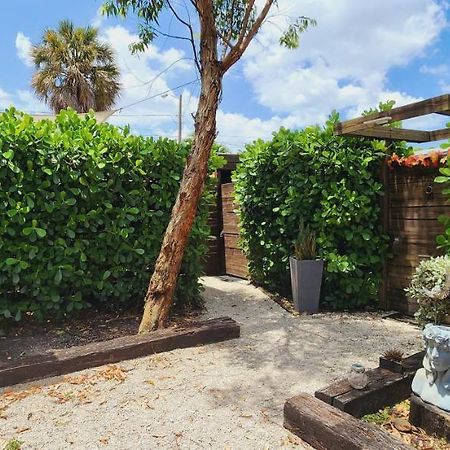 Private Aparment Studio In The Hard Of Miami Unit # 6 Opa-locka Eksteriør bilde